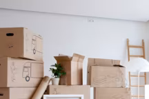 Piles de cartons déménagement