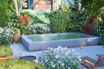 Le bassin n'est plus l'apanage des grands jardins, il s'installe désormais dans les plus petits espaces, non pas pour nager mais pour se détendre en famille ou entre amis. Conception Rc-Paysage.