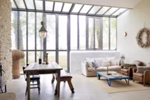 Dans le Périgord, une ferme du 17ème siècle revisitée en lofts