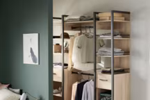 Avec ses dressings en kit prêts à poser, Lapeyre met le dressing à portée de toutes les bourses. Aménagement prêt à poser extensible 2 colonnes Riga, style Industriel (Extensible par positionnement de la tablette haute). Panneaux de particules agglomérées, épaisseur 15 mm. Décor papier imitation bois clair. Dimensions totales, H.209,5 x l.180 x P. 49,5 cm. Extensible de 140 cm à 180 cm. 202 euros. Lapeyre