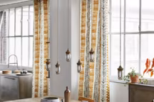 Des enseignes spécialisées comme Madura proposent des rideaux prêts à poser, disponibles en différentes largeurs et hauteurs pour répondre à la plupart des besoins. Rideaux Madura.