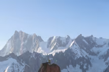 Faire vivre une aventure dans un " monde au-dessus du monde » est une vocation inaltérable, ici sur le très esthétique sommet de l'aiguille de la République : se dresser sur cette cime est un challenge en soi