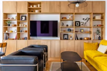 Une bibliothèque redonne du charme à un appartement parisien