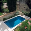 Plus d'info : piscine rectangulaire 4 x 2,5, escalier toute largeur, liner gris anthracite, margelles travertin, filtration sans canalisation PF.I 181, localisation 26, Desjoyaux.