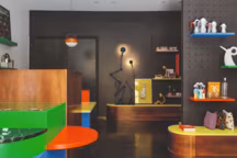 Un agencement aux accents modernistes où affleurent les codes inspirés du design d'Ettore Sottsass.