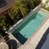 Non, il ne faut pas obligatoirement avoir un grand jardin pour construire une piscine. Les petits bassins ont la cote. Architecte, Atelier APA. Piscine réalisée en blocs à bancher. Dim, 1.90 x 5.25 m / Profondeur, 1.50 m (fond plat). Volume 22 m3 / Superficie, 9,98 m2.
Revêtement intérieur, membrane armée coloris vert argile. Traitement pas stérilisateur UV.  2 projecteurs Led blancs. Chauffage par réchauffeur électrique.
Plages en Ipé. Piscine Carré Bleu, Portelli à Toulouse (31).