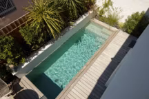 Non, il ne faut pas obligatoirement avoir un grand jardin pour construire une piscine. Les petits bassins ont la cote. Architecte, Atelier APA. Piscine réalisée en blocs à bancher. Dim, 1.90 x 5.25 m / Profondeur, 1.50 m (fond plat). Volume 22 m3 / Superficie, 9,98 m2.
Revêtement intérieur, membrane armée coloris vert argile. Traitement pas stérilisateur UV.  2 projecteurs Led blancs. Chauffage par réchauffeur électrique.
Plages en Ipé. Piscine Carré Bleu, Portelli à Toulouse (31).