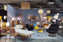 Meubles design et vintage sont exposés au salon quatre jours durant.