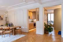 Une fois le centre de l'appartement repensé pour y intégrer la cuisine, l'habitation est devenue traversante avec toutefois des fonctions bien dissociées. La verrière participe à cette structuration de l'espace, laissant passer la lumière tout en délimitant les fonctions. Réalisation Vanessa Faivre.