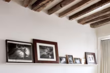 Le plus souvent, on préfère réserver les photos et les souvenirs à des pièces plus intimes ou des lieux de passage.