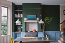Avec audace, le vert sait encore nous surprendre ! (peinture Beverly No. 310, Modern Emulsion, peinture boiserie Selvedge n°306 Modern Eggshell, Farrow and Ball)