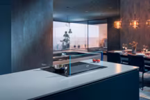 La hotte glassdraftAir peut être installée derrière n'importe quelle table de cuisson. Mais associée à une table Siemens de 80 cm de large au design profil inox et grâce au Seamless Kit, les deux appareils ne font alors plus qu'un.
Hotte glassdraftAir studioLine. Air Guidé pour des performances d'aspiration exceptionnelles depuis toutes les zones de cuisson. cookConnect, contrôle de la hotte depuis le bandeau de commande de la table, via l'application ou par commande vocale. climateControl, ajustement automatique de la puissance d'extraction. emotionLight Pro, large choix de couleurs pour adapter sa hotte à son environnement ou son humeur, Référence LD88WMM66. Classe énergétique A. 2689,99 euros*. Table de cuisson activLight studioLine, Référence EX878LYV5E, 2409,99 euros*. Siemens.
*Les prix indiqués ici sont les prix de vente TTC maximum conseillés par le fabricant, hors éco-participation. Les distributeurs restent libres de fixer leurs prix de revente aux consommateurs.