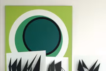 Dans l'atelier de Geneviève Claisse, des couleurs fortes et des formes géométriques – triangles à la pointe acérée, carrés, cercles parfaits ou découpés en lunes – que cette figure de l'abstraction assemble sur toile pour les faire vibrer. Propice à la concentration, son lieu de travail se veut d'une blancheur monacale.