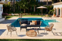 Salon de jardin en bord de piscine Les salons de jardins aussi ont droit au nettoyage naturel, quel que soit leur revêtement.