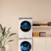 La nouvelle gamme de lave-linge intelligents personnalise les programmes selon les habitudes de notre quotidien, et garantit ainsi un confort d'utilisation et un lavage plus efficace. Malgré la grisaille du moment, préserver les couleurs et les matières avec la technologie ecobubbleTM reste à l'ordre du jour.