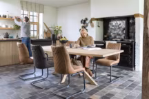 Plus d'info : chaise Armin avec poignée ronde, cadre Off black, tissu Secillia, 199 euros, H&H.