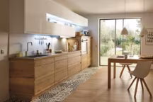 Les meubles sans poignées renforcent le style épuré de cette cuisine tout en longueur qui accentue la sensation d'espace. Le contraste opère parfaitement entre la modernité des façades brillantes et la chaleur des meubles bas effet bois. Avec un détail malin qui fait la différence, des niches Led rétroéclairées invisibles qui éclairent le plan de travail ou encore l'intérieur des meubles. 



Plus d'info : cuisine Ohio. Gamme Koncept by Confo. Façade en panneaux de particules épaisseur 19 mm revêtue mélaminé brillant blanc et décor bois naturel. Chant ABS coordonné aux façades. Haut de 40 cm. Haut de 80 cm. Bas de 40 cm. Bas four/plaque de 60 cm. Bas sous évier de 80 cm. 1469 euros. Prix selon plan type. Conforama Cuisine.