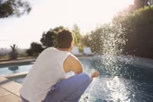 L'entretien de la piscine ne prend pas forcément longtemps, à condition de s'en occuper régulièrement.