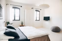 Comment égayer une chambre blanche ?
