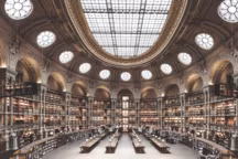 Inscrite au titre des monuments historiques, la salle Ovale rénovée impressionne par ses dimensions : un espace de 43,70 mètres sur 32,80 mètres et 18 mètres de haut. Le plafond est composé d'une verrière centrale entourée d'un entrelacs de feuilles d'acanthes dorées, et de seize oculi (œils- de-bœuf) vitrés, décorés de mosaïques.