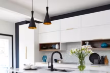 S'attabler avec style autour de l'îlot central