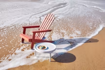 Table basse Trip, 255 euros, Pomax ; Assiette xs Face, 14,95 euros, Serax ; Fauteuil, 149 euros La Redoute Intérieurs