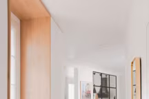 Un appartement repensé pour la vie citadine entre bois et noir