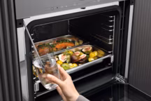 Les fours combinés vapeur de Miel bénéficient de la fonction Hydracook qui ajoute de la vapeur lors d'une cuisson traditionnelle. Grâce à cet ajout de vapeur, les aliments ne se dessèchent pas, les viandes restent juteuses et les pâtisseries plus moelleuses. Four combiné vapeur DGC 7450 NR, Spécificités variant selon modèle,
à partir de 1999 euros. Miele.