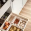 Insérer ses légumes dans des casiers au sein d'un tiroir en cuisine