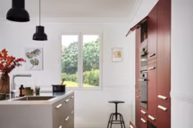 Ensemble comprenant des meubles de cuisine Agile et Nuance. Cuisine Agile, coloris nuage, façades mélaminées effet de surface satiné pour les couleurs unies et structuré pour les décors bois, support panneau bois aggloméré 19 mm, contre parement assorti à la façade, 8 couleurs unies + 2 finitions bois, poignée non fournie, kit ou monté, certification PEFC 10-32-2153, prix sur demande en magasin, Lapeyre. Cuisine Nuance, façades PVC unies, effet brillant, mat ou métallisé, support MDF 19 mm, contre parement mélaminé blanc, 10 couleurs unies, poignée à choisir par le client, kit ou monté, prix sur demande en magasin, Lapeyre.