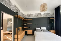 Sur ce chantier, l'architecte Christelle Serres-Chabrier a utilisé des meubles achetés en grande distribution pour ne pas trop dépenser et garder un brai budget pour l'aménagement et la décoration des murs.