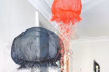 "Animaux diploblastiques", cloches de méduses en treillis métallique, l'une peinte en noir, l'autre, en rouge ; au fond, sculpture de Karim Lachhab.