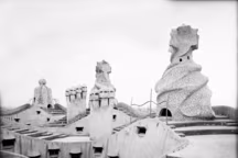 Le toit de la Pedrera, une villa barcelonaise imaginé et construite par Gaudi. Cheminées et toit terrasse de la Casa Milà, 1906-1916. Tirage à partir d'un négatif sur plaque de verre, 13 x 18 cm. Barcelone, Arxiu Fotogràfic Centre Excursionista de Catalunya.