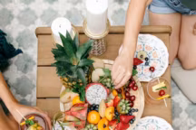 Apéritif dînatoire coloré entre amis. Photo de Camille Styles via Pinterest