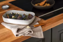 Ce plan de travail en chêne qui existe en 4 evrsions, apporte naturel et caractère à la cuisine.
Plan de travail chêne lamellé huilé certifié PEFC,38 mm, 155 euros. Lapeyre.