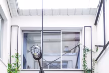 On vit dans le patio été comme hiver. D'un blanc immaculé qui donne une impression de lumière même par temps gris, il verdit naturellement au contact du lierre. Jérémie a réalisé la suspension lumineuse à partir d'éléments de récupération.