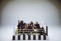 Le groupe Memphis, son fondateur Ettore Sottsass à droite, photographié sur "Tawaraya Boxing Ring" (1981), en bois, plastique, métal, tatami, textile et verre, de Masanori Umeda.