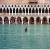 Aux couleurs de Venise, l'Acqua alta in Piazzetta San Marco, 2002. Le point de vue d'un Vénitien enraciné dans sa lagune, que le photographe cultivera tout au long
de sa vie.