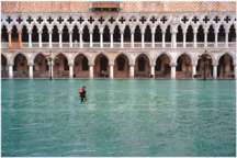 Aux couleurs de Venise, l'Acqua alta in Piazzetta San Marco, 2002. Le point de vue d'un Vénitien enraciné dans sa lagune, que le photographe cultivera tout au long
de sa vie.