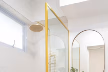 Rénover une salle de bains déjà carrelée sans grands travaux : nos astuces