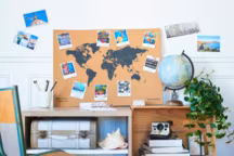 Map Box Printic, 50 x 70 cm. La boîte contient : 1 tableau en liège, 11 punaises vertes, 11 punaises orange, 10 tirages. 39,90 euros TTC. Comment commander sa Map Box ? Se connecter sur le site ou sur l'application Printic ; cliquer sur "Map Box" ; importer les 10 photos de votre choix depuis vos réseaux sociaux, votre espace de stockage sur votre ordinateur ou sur Dropbox ; personnaliser puis valider vos tirages.