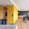 Une pointe de jaune souligne le coeur de cet appartement