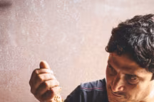 Après deux adresses Mitron Bakery dédiées au pain à Menton, le chef Mauro Colagreco inaugure une nouvelle boulangerie à Monaco. Artisanale et écologiquement engagée, elle embaume le marché couvert de la Condamine.