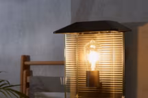 Parfaitement adaptée à l'éclairage de l'entrée de la maison, l'applique sait aussi se faire design. 
Applique Horton E27 60W max anthracite Inspire. 44.90 euros. Leroy Merlin.