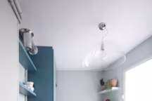 Dans cet appartement au coeur de Paris, l'agence Marimbert Architecte a opté pour un sol de cuisine en béton décoratif taloché (non coulé) de Mercadier dans un gris doux et brut.