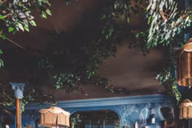 L'architecte d'intérieur Daphné Desjeux a misé sur un registre Belle Époque pour ancrer le décor du restaurant basque Maria Belza, installé quai de Jemmapes, à Paris. En cuisine, le chef Christian Zerlini compose autour du répertoire terre-mer.