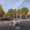 Le Viaduc des Arts et ses voûtes historiques, surplombé par la Coulée verte, avenue Daumesnil dans le XIIe arrondissement.