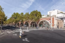 Le Viaduc des Arts et ses voûtes historiques, surplombé par la Coulée verte, avenue Daumesnil dans le XIIe arrondissement.