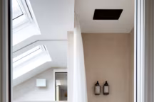 Une petite salle de bains avec douche à l'italienne