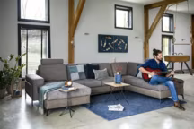 Plus d'info : canapé d'angle Napels composé d'une méridienne, d'un 2,5 places sans accoudoirs et d'un ottomane en tissu à partir de 3447 euros (dont 17,50€ d'éco-part), en cuir à partir de 5547 euros (dont 17,50€ d'éco-part), appui-tête en tissu à partir de 139 euros (dont 0,05€ d'éco-part), en cuir à partir de 249 euros (dont 0,05€ d'éco-part) (photographié en tissu Fantasy et tissu Kibo) | supplément accoudoir 6 75 euros, disponible dans diverses configurations, H&H.